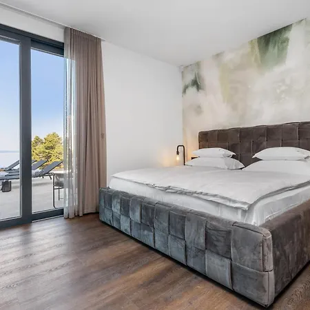 Extravagant 5 Bedrooms Chazaret Frontline Location