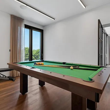 فيلة Extravagant 5 Bedrooms Chazaret Frontline Location Spectacular Sea Views Pool Table Sauna أوميس
