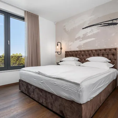 Extravagant 5 Bedrooms Chazaret Frontline Location Spectacular Sea Views Pool Table Sauna فيلة أوميس