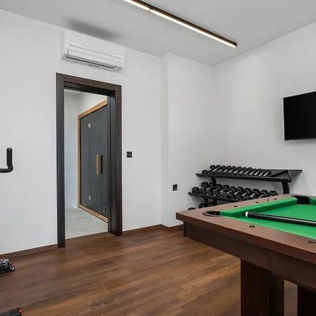 فيلة Extravagant 5 Bedrooms Chazaret Frontline Location Spectacular Sea Views Pool Table Sauna أوميس