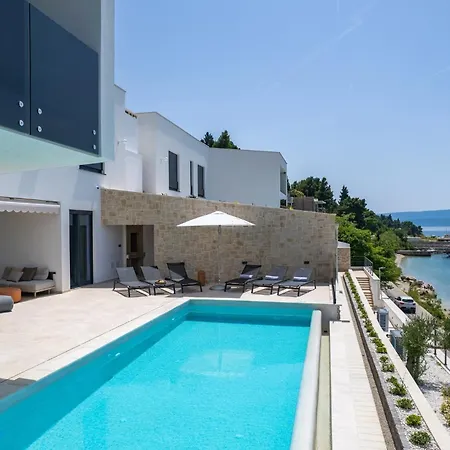Extravagant 5 Bedrooms Chazaret Frontline Location Spectacular Sea Views Pool Table Sauna فيلة أوميس