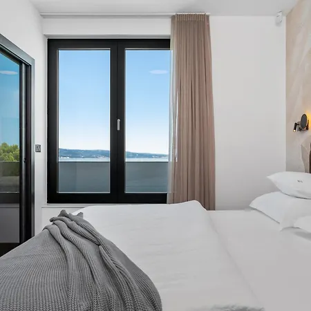 Extravagant 5 Bedrooms Chazaret Frontline Location Spectacular Sea Views Pool Table Sauna فيلة *