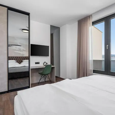 Extravagant 5 Bedrooms Chazaret Frontline Location ヴィラ *