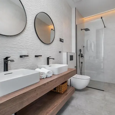 Extravagant 5 Bedrooms Chazaret Frontline Location ヴィラ オミシュ